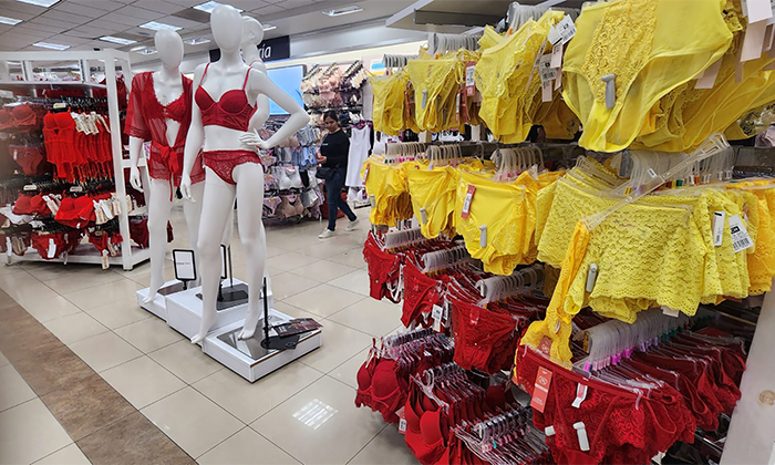 “Vuela” la lencería roja y amarilla en tiendas para rituales de año nuevo