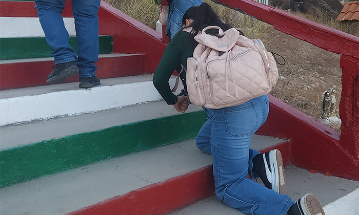 Visitan feligreses el Cerro de la Virgen para cantarle las mañanitas