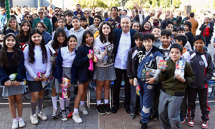 Llevan cenas y juguetes a zonas vulnerables durante operativo navideño