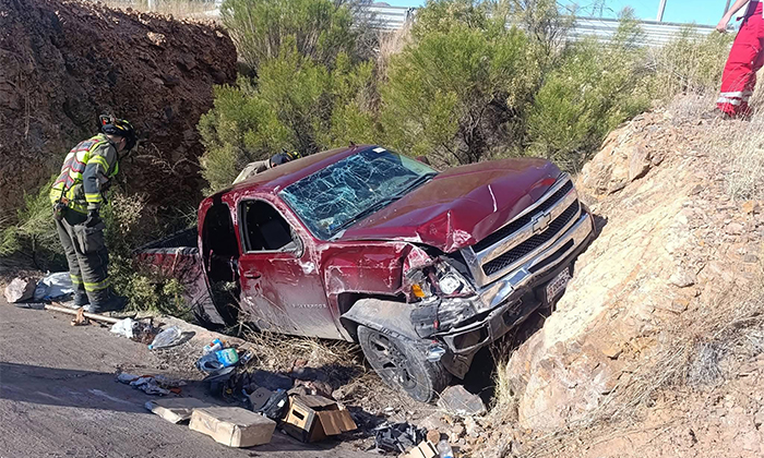 Protagonizan accidente y abandonan pick up en Nogales