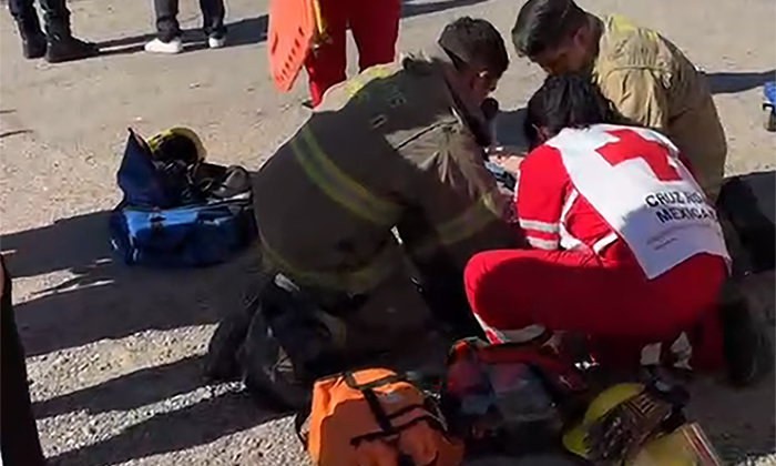 Embiste auto a motocicleta y se da a la fuga; Resulta mujer lesionada