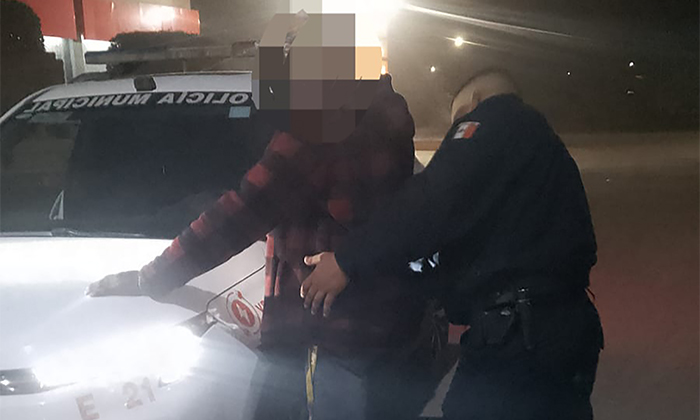 Daña casa de su vecina y lo arrestan en Bahía de Kino