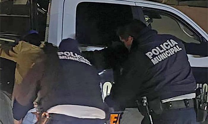 Capturan a par de sujetos con moto robada en colonia Norberto Ortega