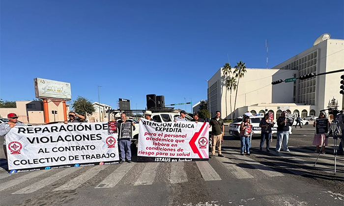 Integrantes de Staus cierran vialidad en el cruce del bulevar Encinas y Rosales