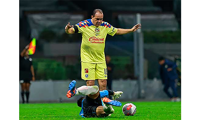 Cuauhtémoc Blanco golpea al exportero de Chivas durante partido de leyendas