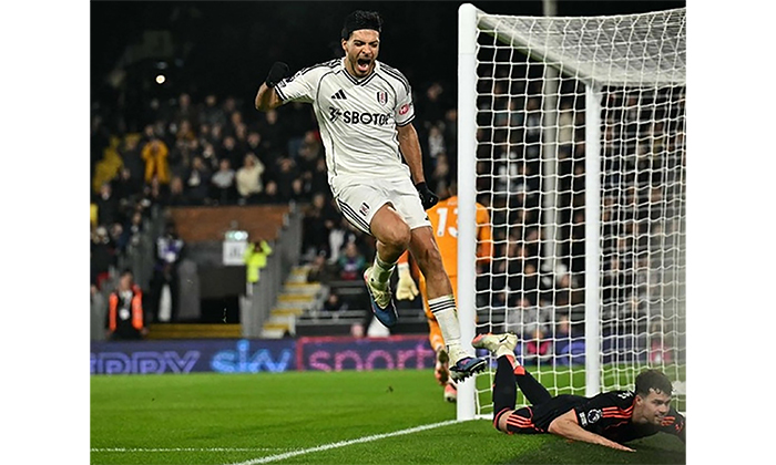 Raúl Jiménez da triunfo a Fulham