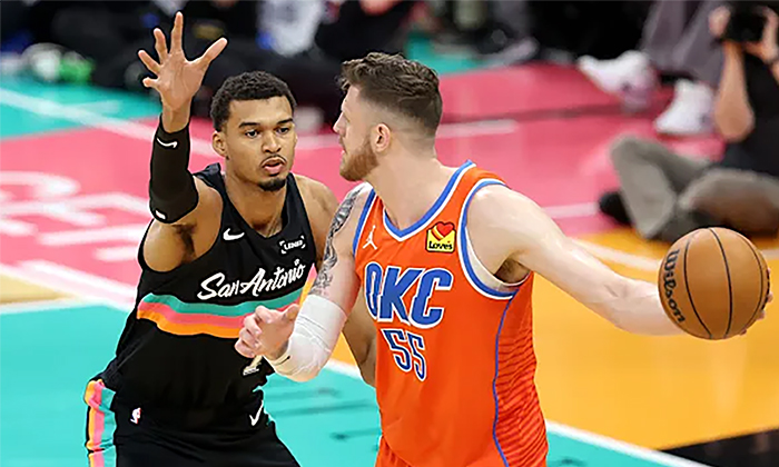 Spurs juega en casa y domina a Oklahoma City