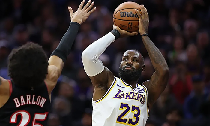 Derrota Lakers a 76ers de Filadelfia por 112 a 108 con triple de LeBron James