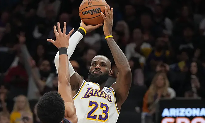 Lakers remonta y se impone a Soles por 116-114 con tiros de LeBron James