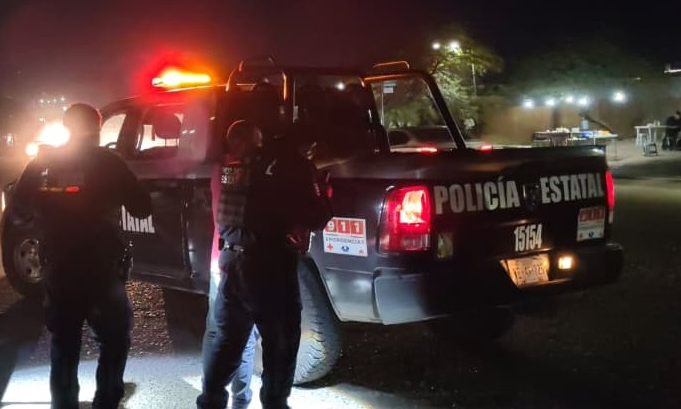 Arrestan a par de individuos en vehículo robado en la colonia Pitic