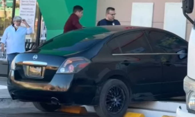 Choca auto con comercio en Guaymas