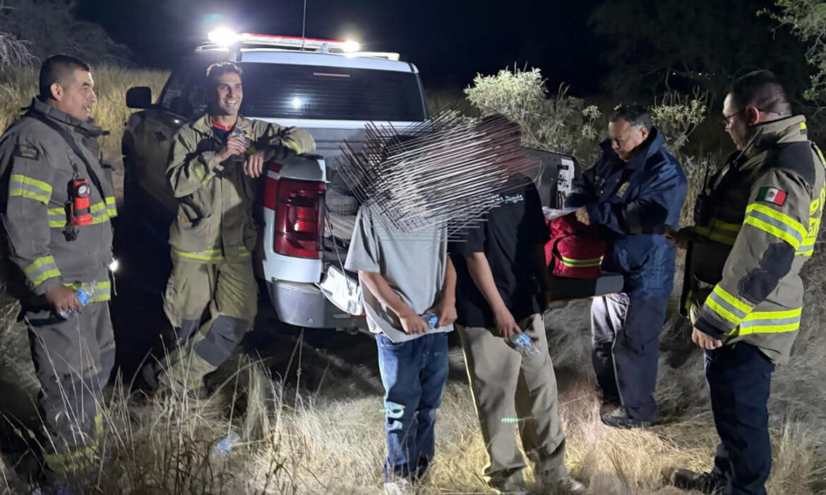 Policías Municipales y Bomberos ubican y rescatan a jóvenes extraviados en cerro