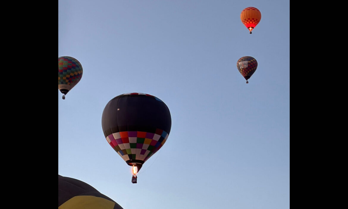 Disfrutan familias de vuelos en globos aerostáticos