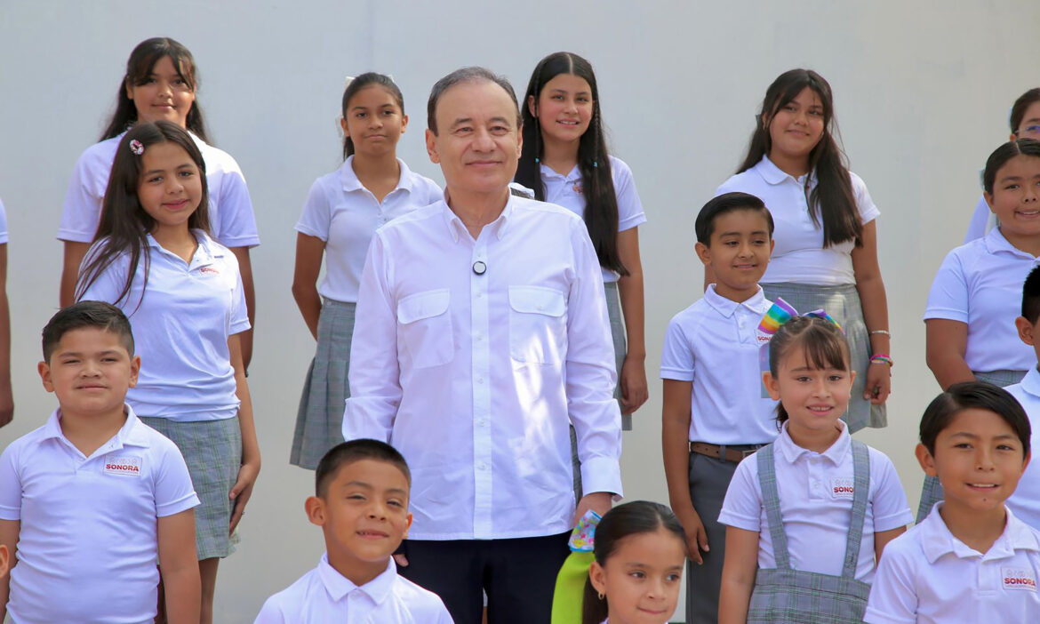 Garantiza gobernador uniformes escolares a tiempo