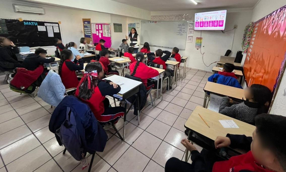 Capacitan a estudiantes sobre consumo digital en Nogales