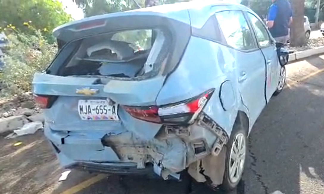 Deja choque volcamiento cuantiosos daños en la salida a Bahía de Kino