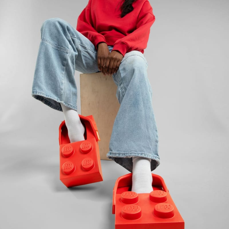 Lanzarán innovadora edición de calzado inspirada en los bloques de construcción tras la alianza entre LEGO y Crocs
