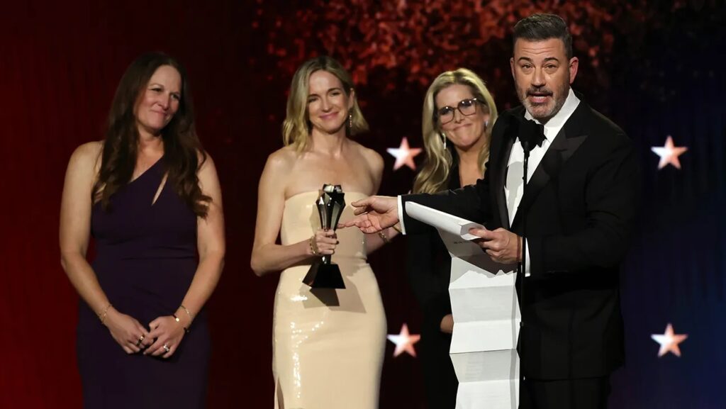 Triunfa Jimmy Kimmel en los Critics Choice Awards con un Discurso de Agradecimiento Irónico Dirigido a Donald Trump