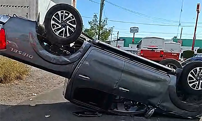 Deja choque volcamiento dos heridos en la colonia Olivares