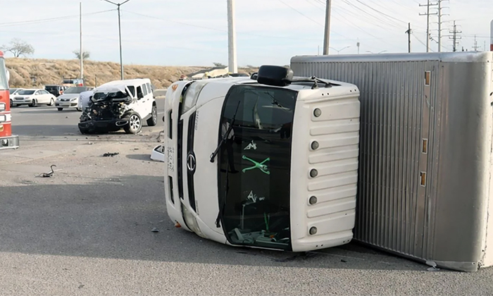 Vuelca camión de reparto tras choque en la colonia Romanza