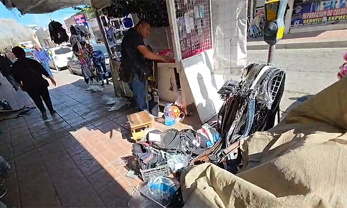 Conductora derriba puesto de mercancía y huye en el Centro de Hermosillo