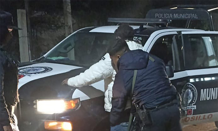 Daña radio de agente policiaco y lo arrestan en la colonia Balderrama