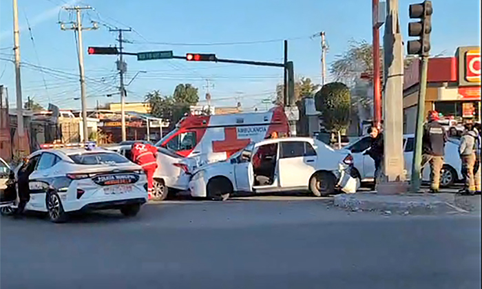 Deja triple choque tres heridos en el cruce de la calle De la Reforma y bulevar López Portillo