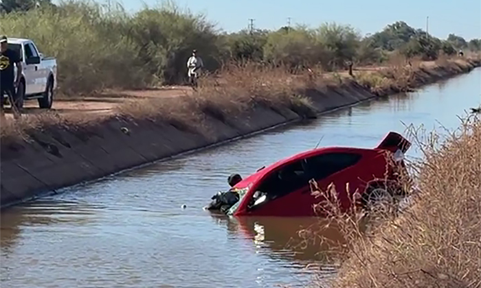 Mueren cuatro jóvenes al caer con auto a canal en Navojoa