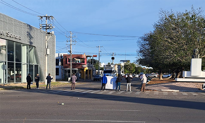 Vendedores ambulantes cierran transitados bulevares; Colapsaron tráfico