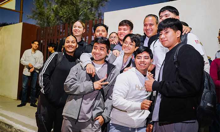 Beneficia Toño Astiazarán a estudiantes con Camina Segura en el exterior de la Universidad Kino
