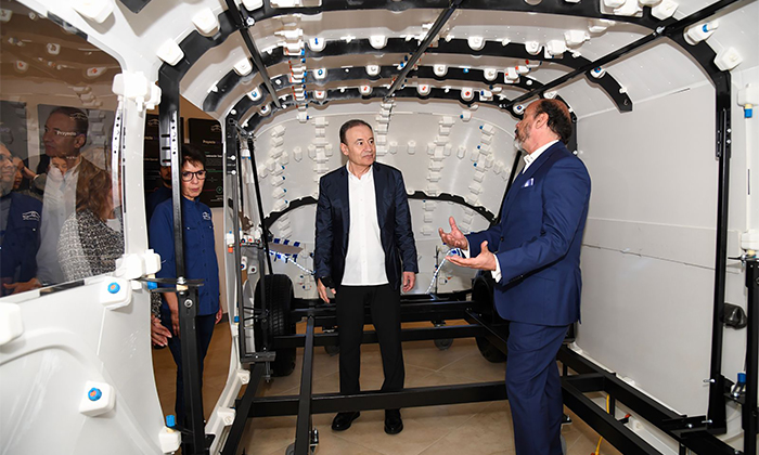 Supervisa avances de primer vehículo eléctrico