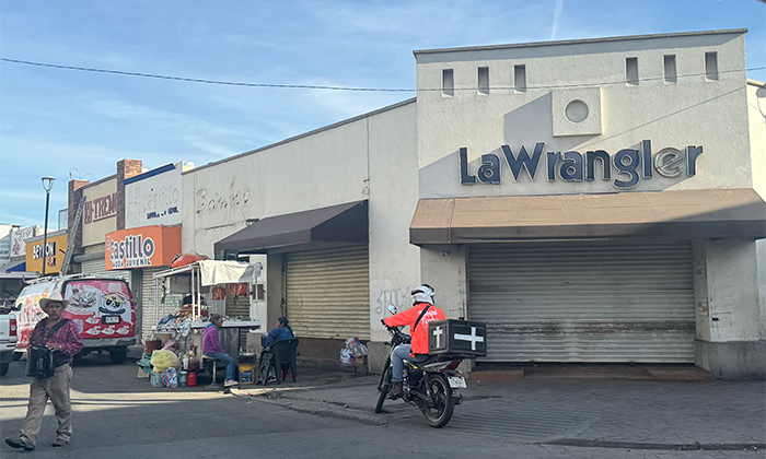 Cierran comercios en el Centro por no pagar renta