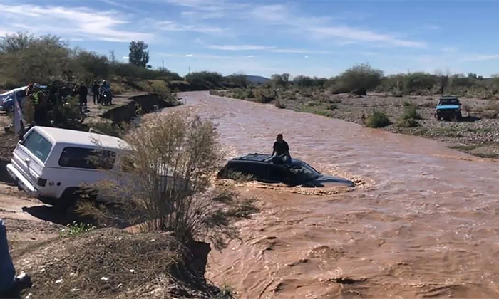Rescatan a automovilista arrastrado por corriente en Santa Ana