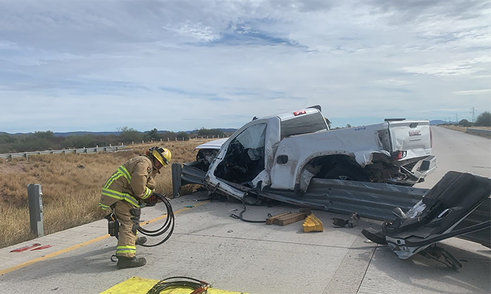 Rescatan a conductor prensado tras choque en la carretera federal Hermosillo- Guaymas