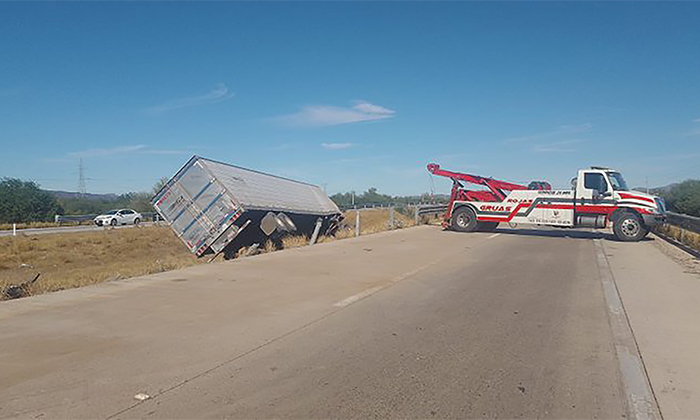 Volcamiento de tráiler colapsa tráfico en la carretera federal México 15