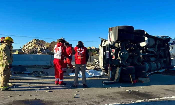 Muere joven mujer en volcamiento de tráiler en la carretera Caborca-Altar