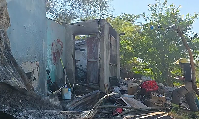 Sofocan bomberos fuego en una vivienda en la colonia Coloso Alto