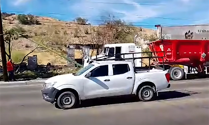 Tracto camión se impacta contra luminaria en la colonia El Ranchito