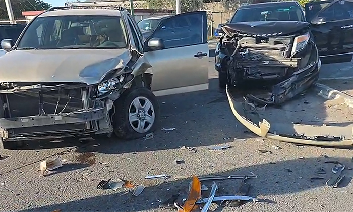 Choque de dos vehículos deja daños materiales en la colonia El Apache