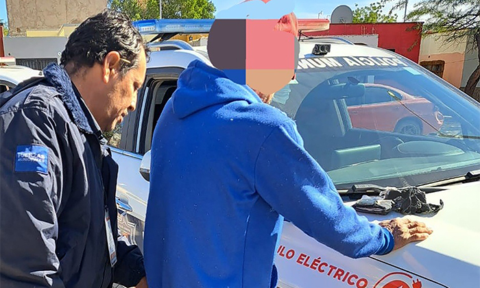 Encarcelan a par de individuos armados; Agentes preventivos