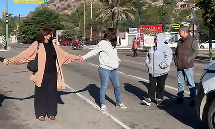 Bloquean padres de familia bulevar Encinas