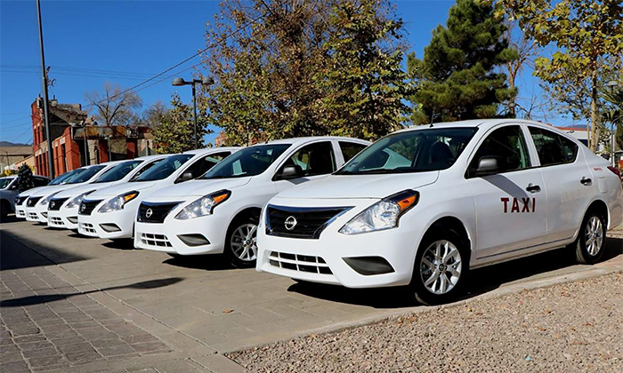 Entregan flotilla de 13 taxis en Cananea con apoyo de la Fideson e Imtes