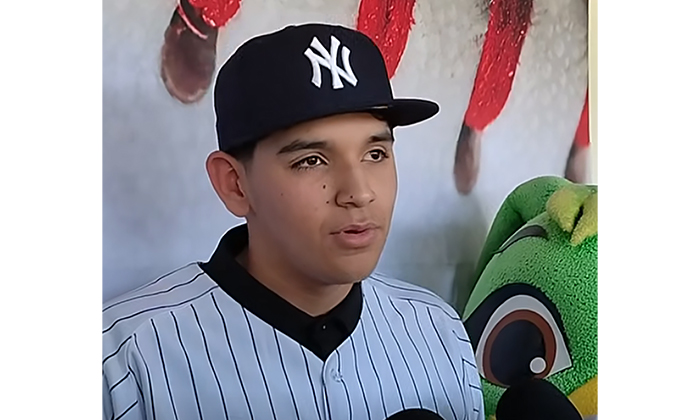 Firma pitcher hermosillense con Yanquis