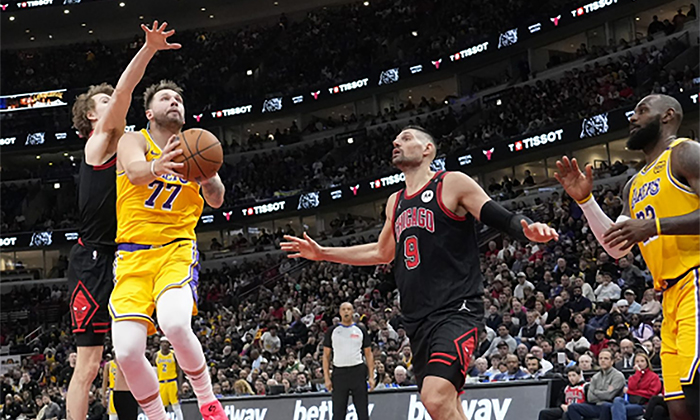 Lakers derrota a Chicago en su propia casa