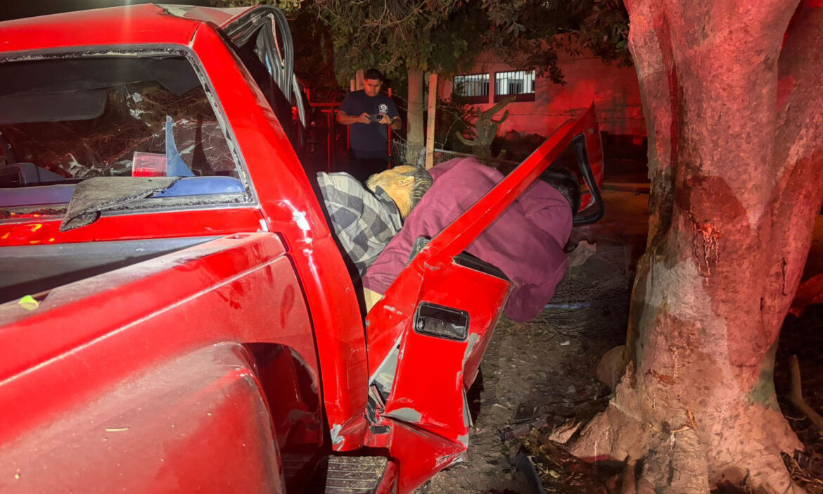 Choque contra árbol deja dos heridos en la colonia Norberto Ortega