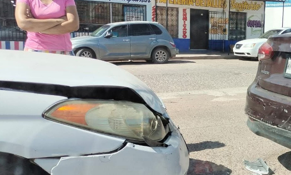 Colisionan vehículos por alcance en la colonia San Vicente