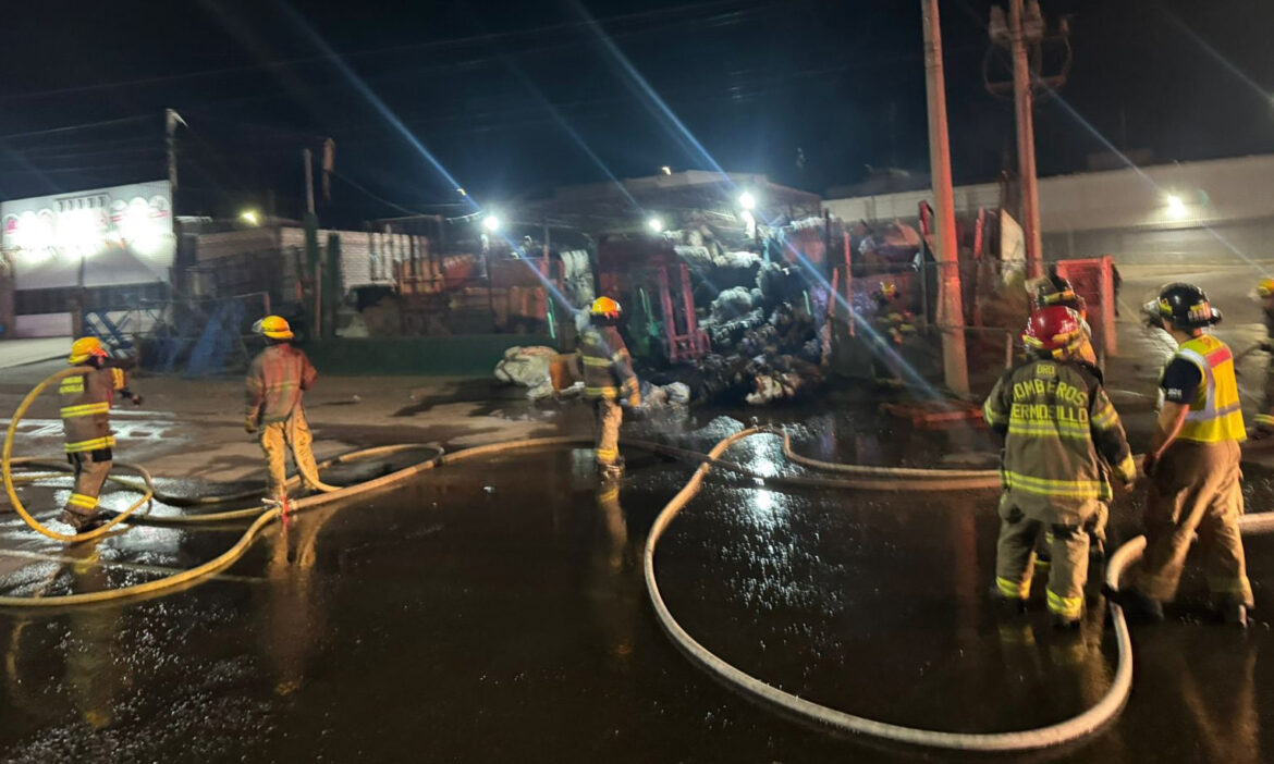 Sofocan incendio en recicladora en el norte de la ciudad