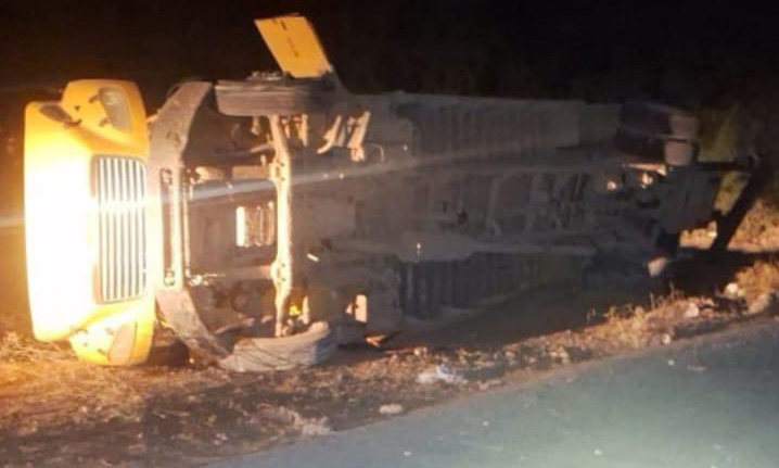 Vuelca autobús de transporte de personal en territorio yaqui