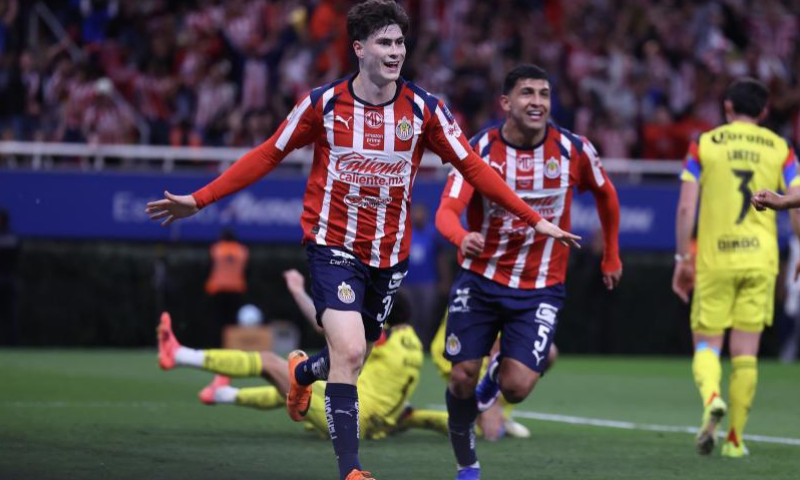 Chivas vence a América por 1-0 afianzándose en el liderato