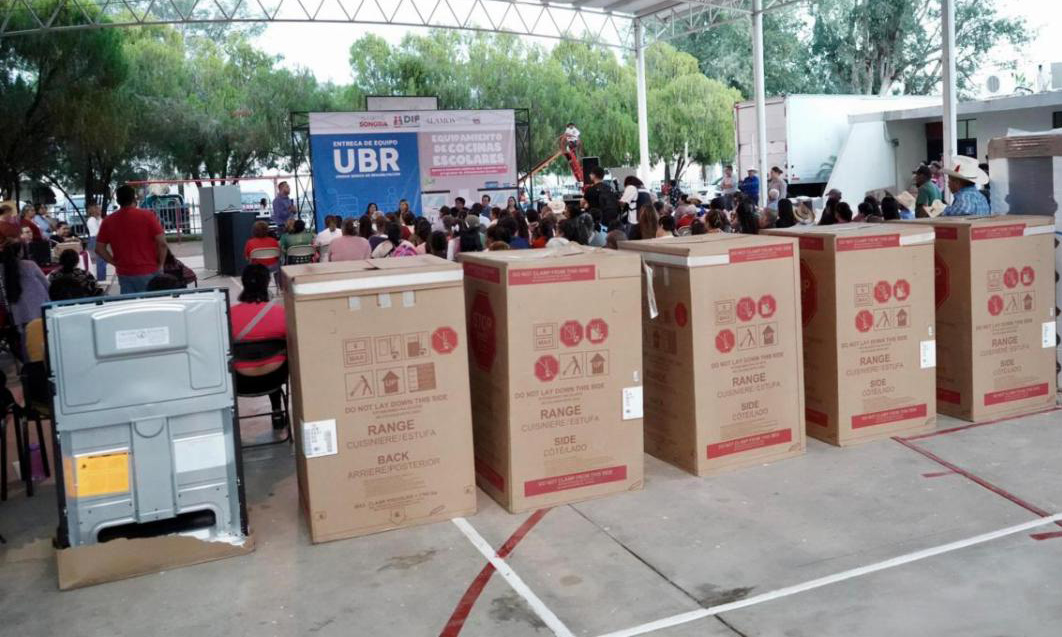 Personal del DIF Sonora entregan equipo para cocinas escolares